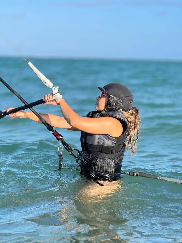 Aluna praticando no mar