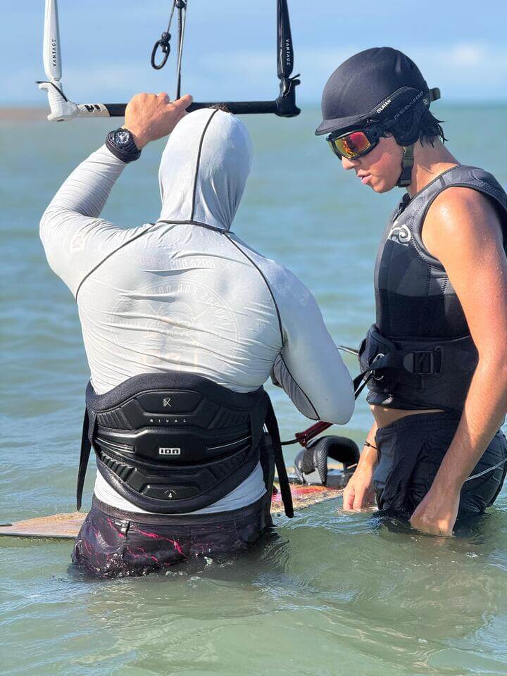 Instrutora auxiliando aluno