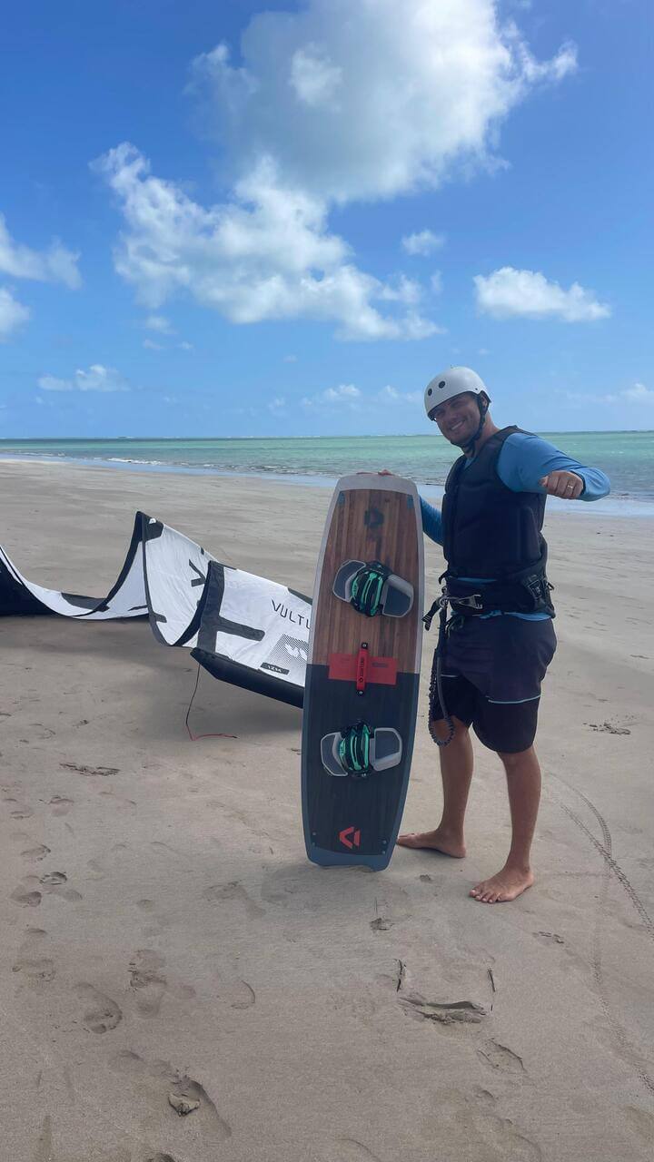 Aluno com prancha e kite